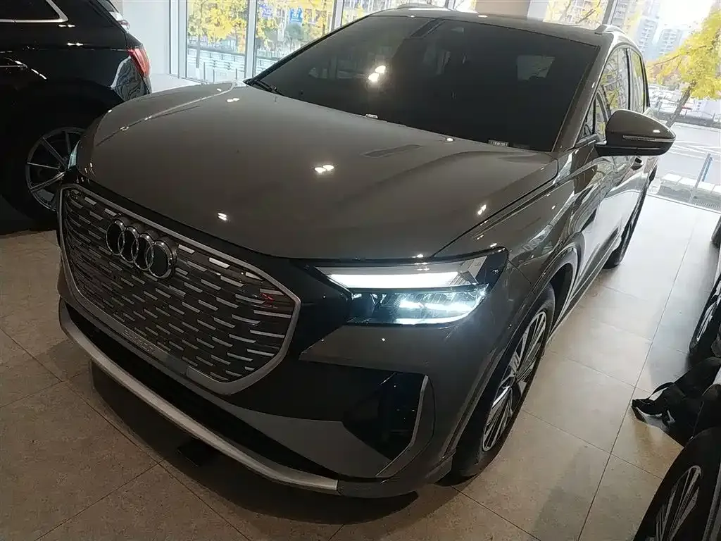 Audi Q4 e-tron — фото 1