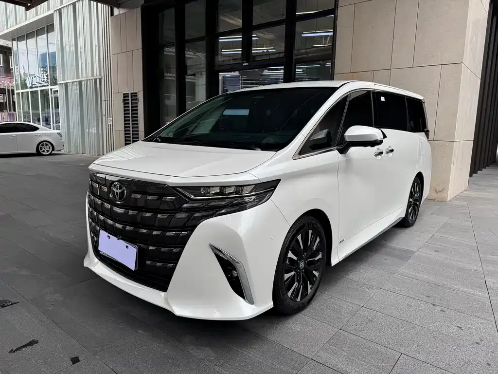 Toyota Alphard — фото 1