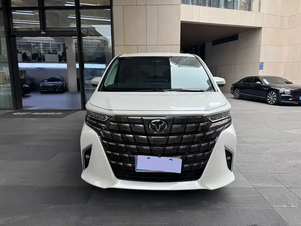 Toyota Alphard — фото 2
