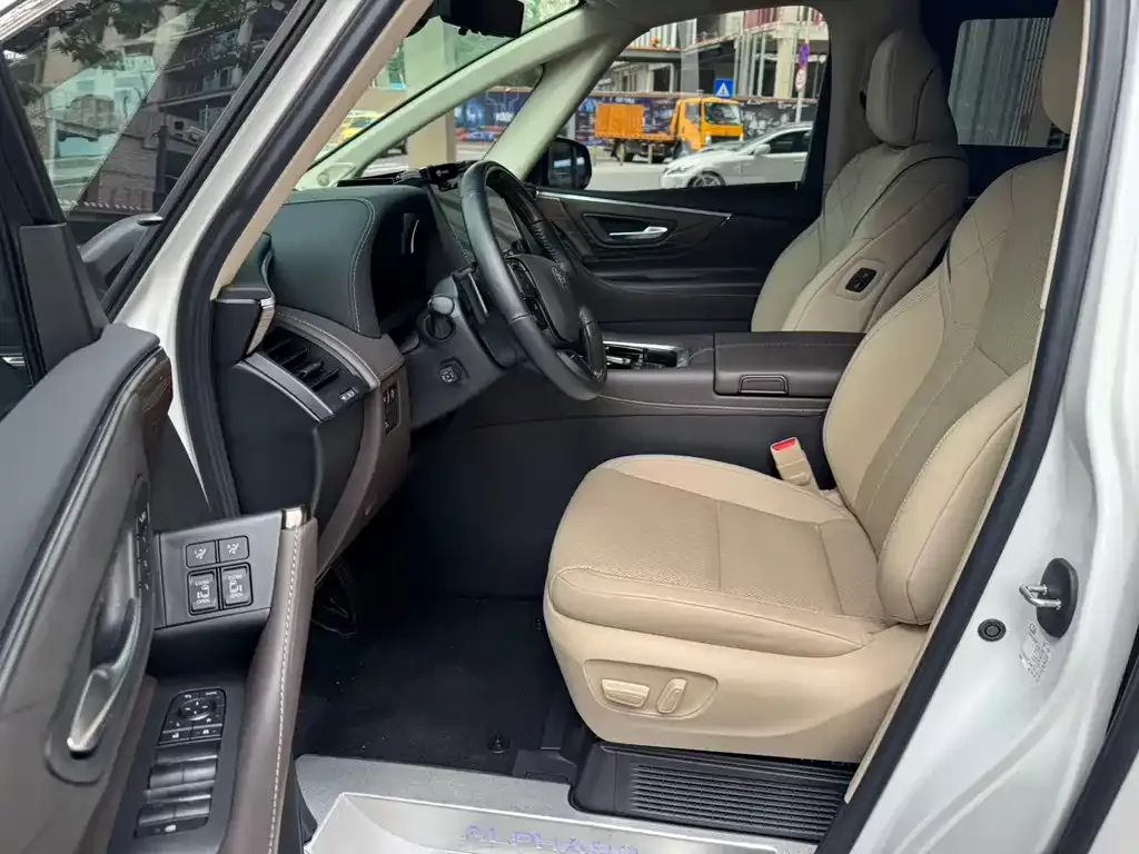 Toyota Alphard — фото 4