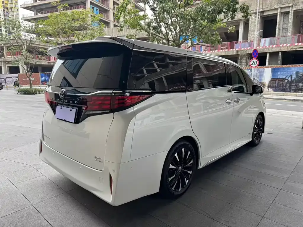 Toyota Alphard — фото 9