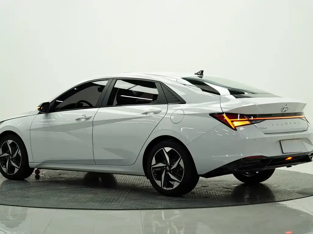 Hyundai Elantra — фото 3