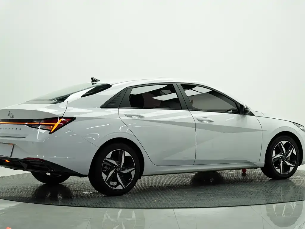 Hyundai Elantra — фото 5