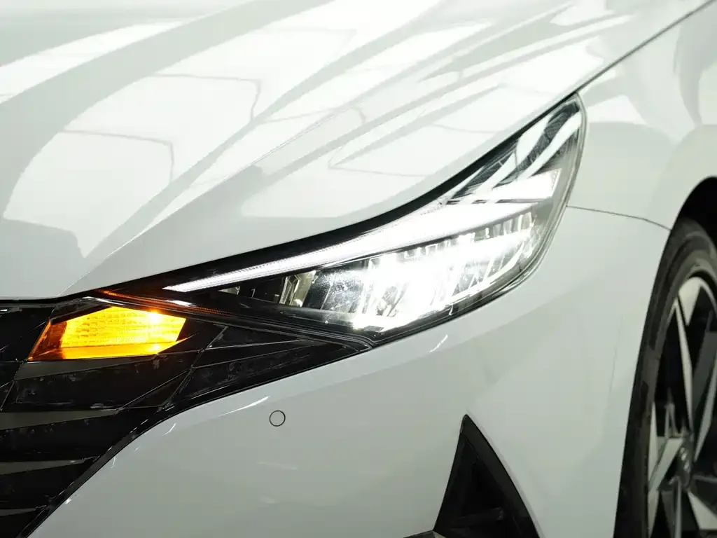 Hyundai Elantra — фото 7