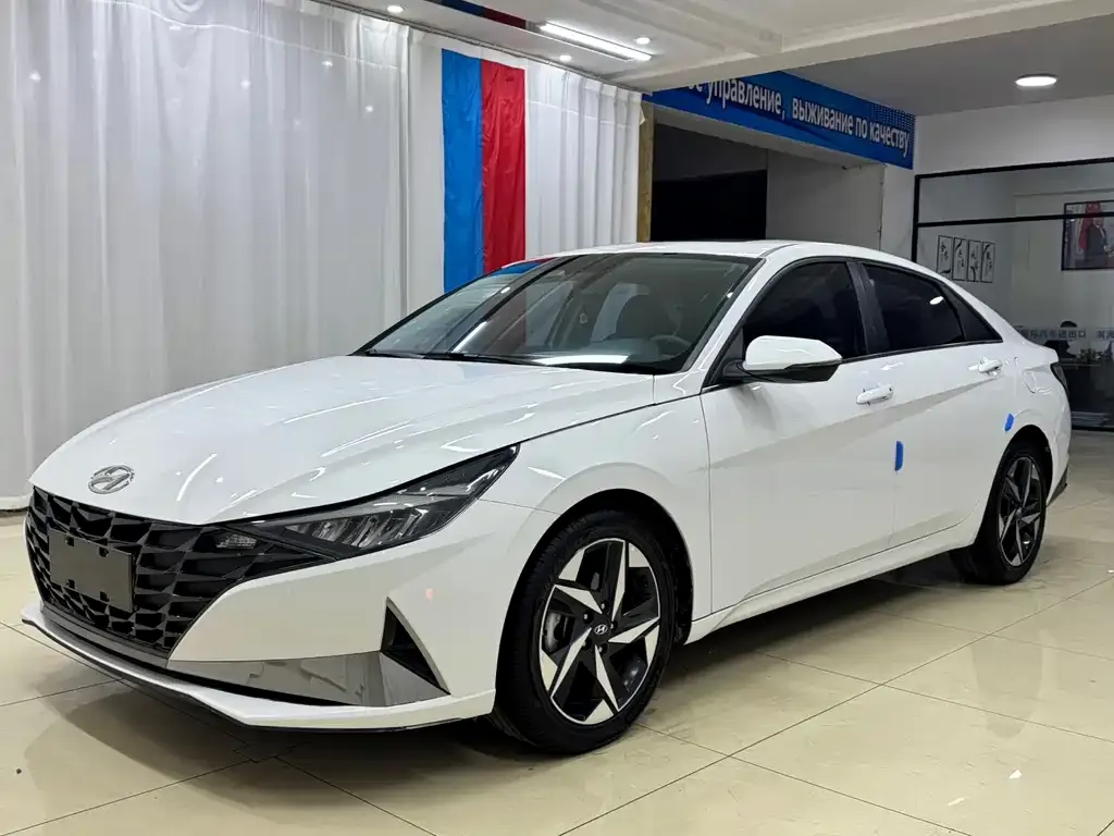 Hyundai Elantra — фото 1