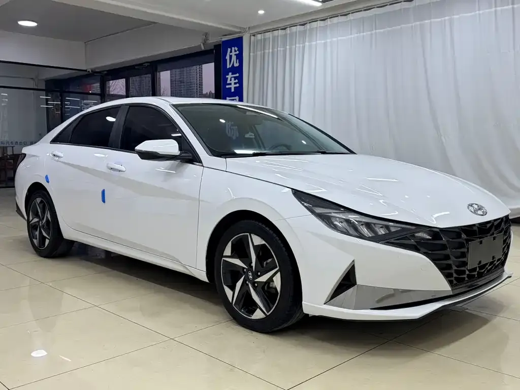 Hyundai Elantra — фото 3