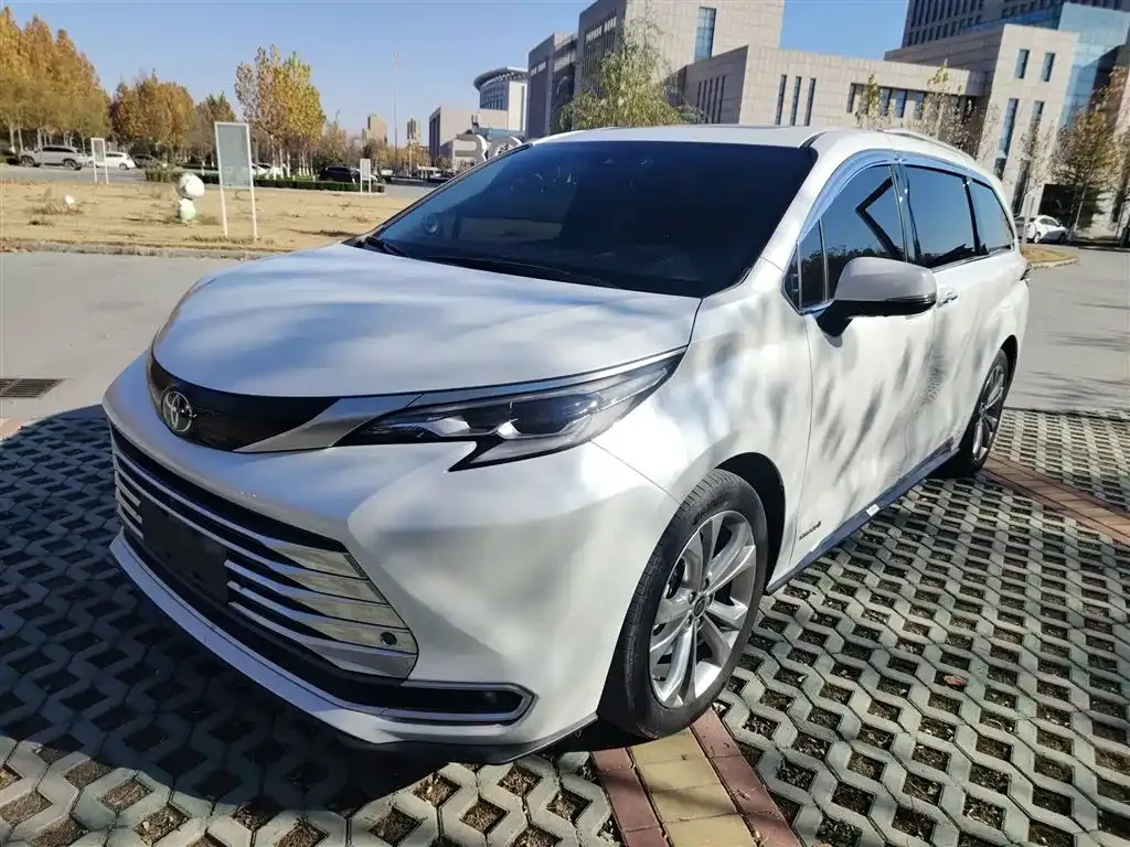 Toyota Sienna — фото 1