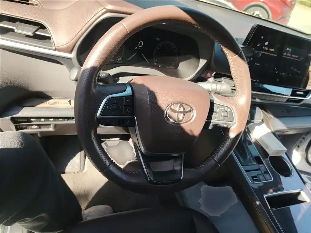Toyota Sienna — фото 10