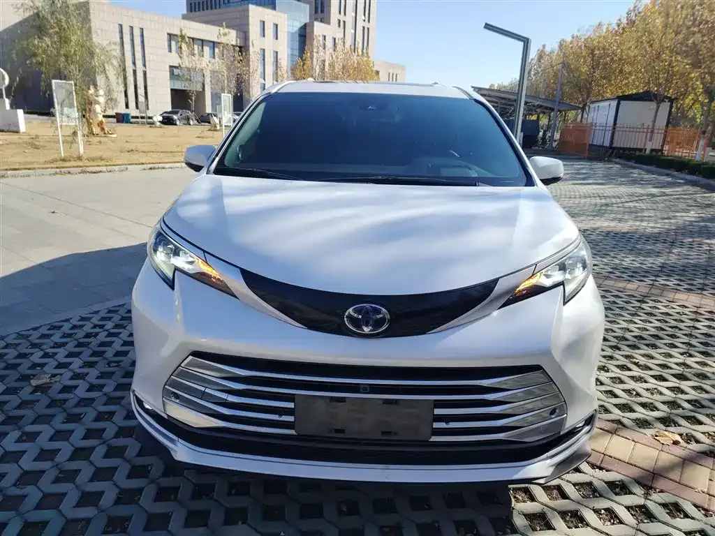 Toyota Sienna — фото 3