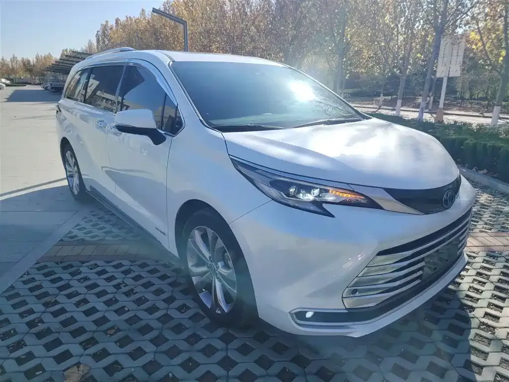 Toyota Sienna — фото 4