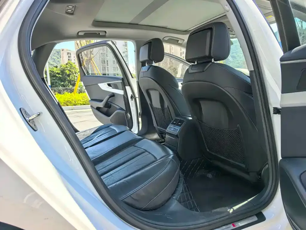 Audi A4L 2023 из CN, фото 7