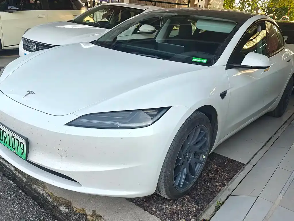 Tesla Model 3 — фото 1