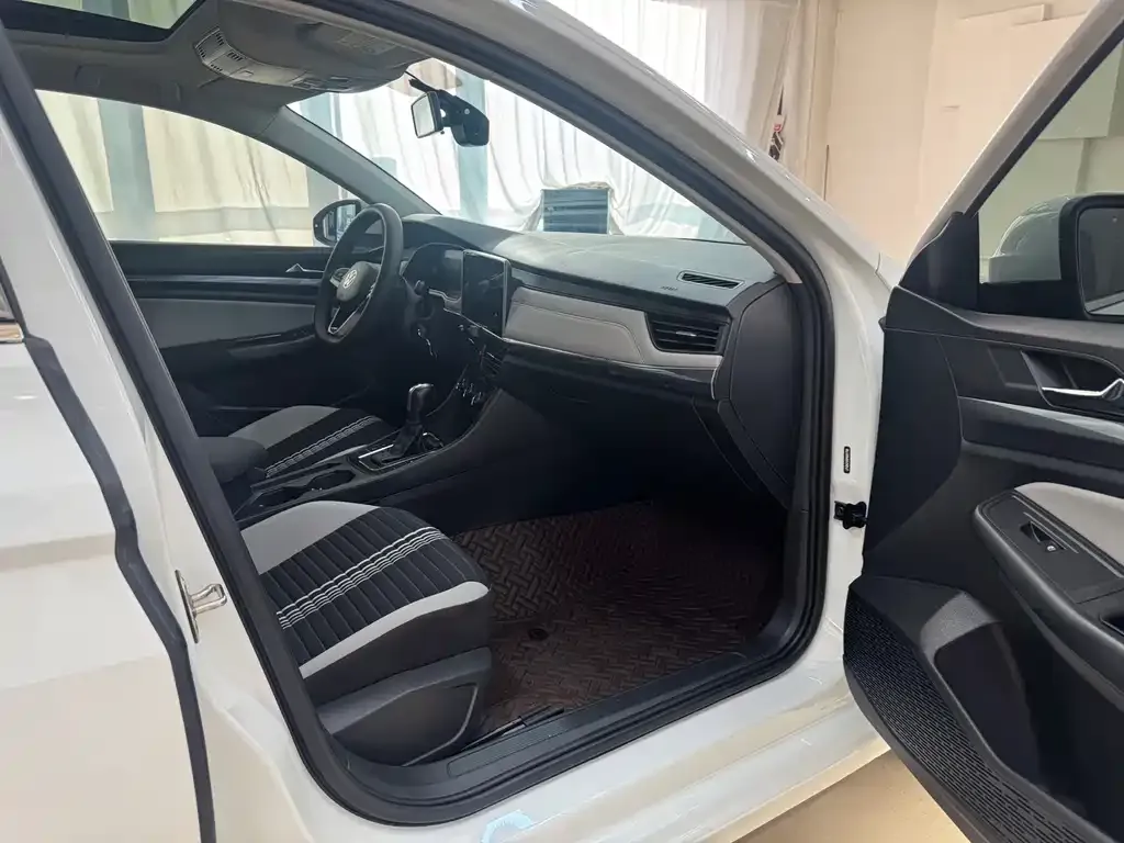 Volkswagen Bora 2023 из CN, фото 10