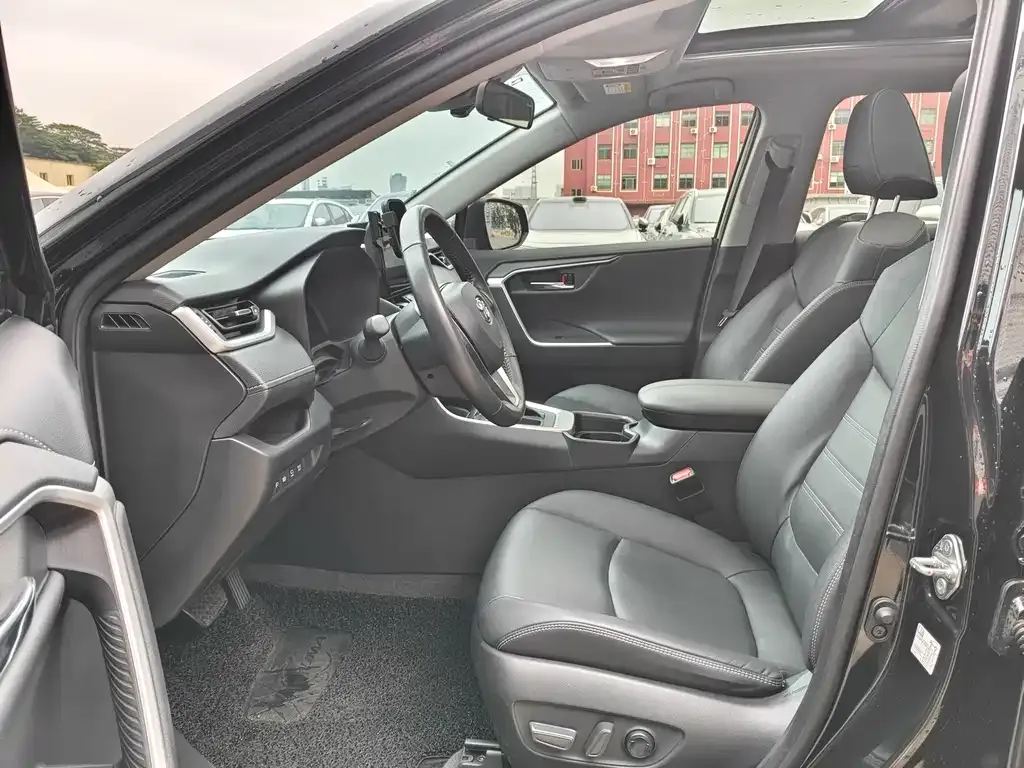 Toyota RAV4 2023 из CN, фото 9