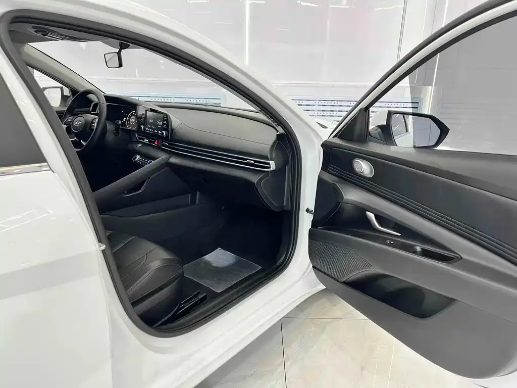 Hyundai Elantra 2023 из CN, фото 10