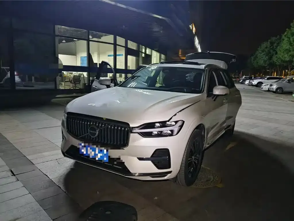 Volvo XC60 — фото 1