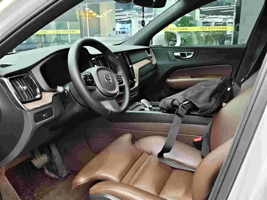 Volvo XC60 2023 из CN, фото 3