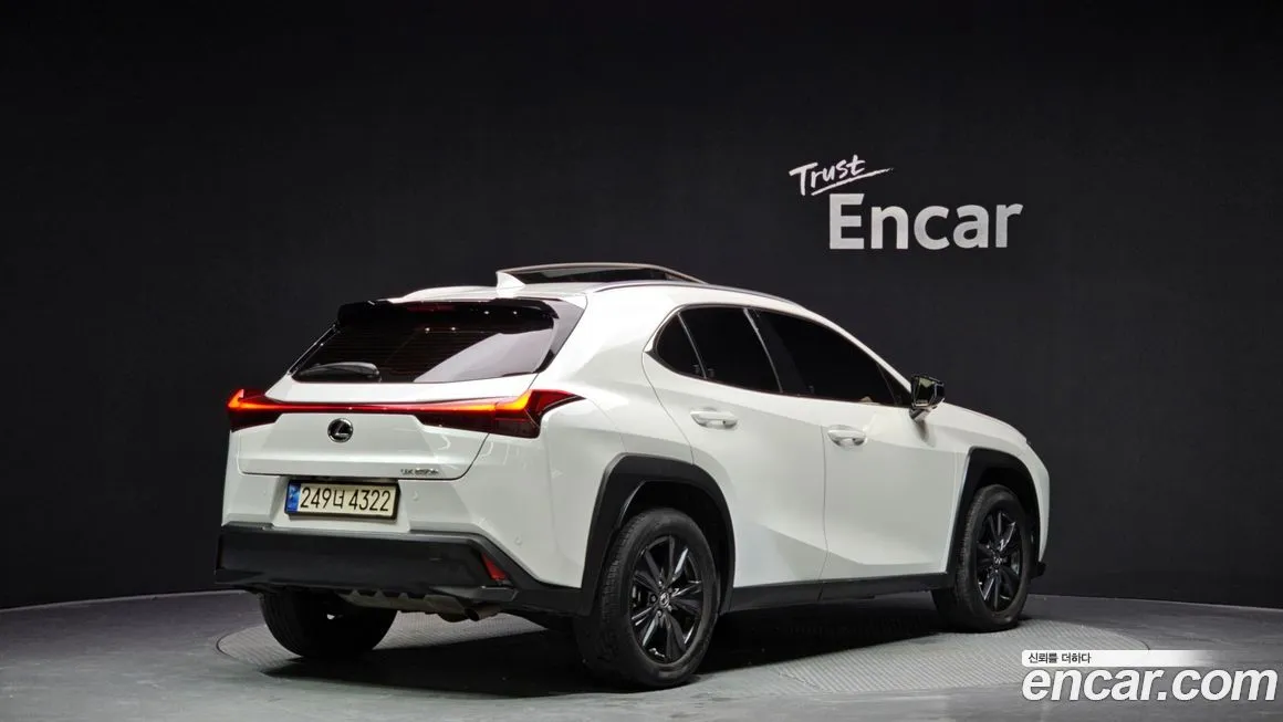Lexus UX — фото 2