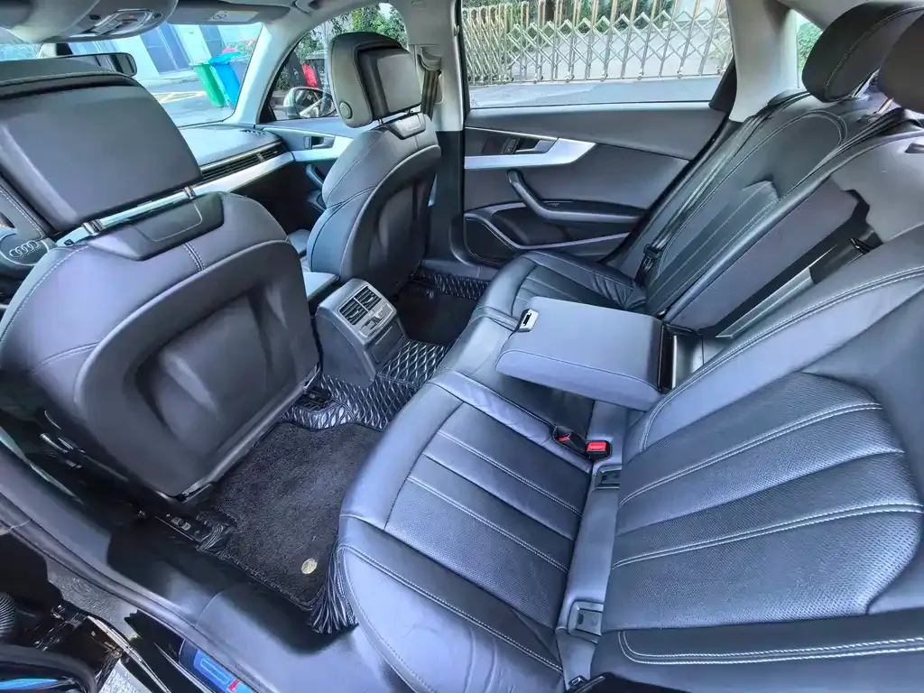 Audi A4L 2021 из CN, фото 9