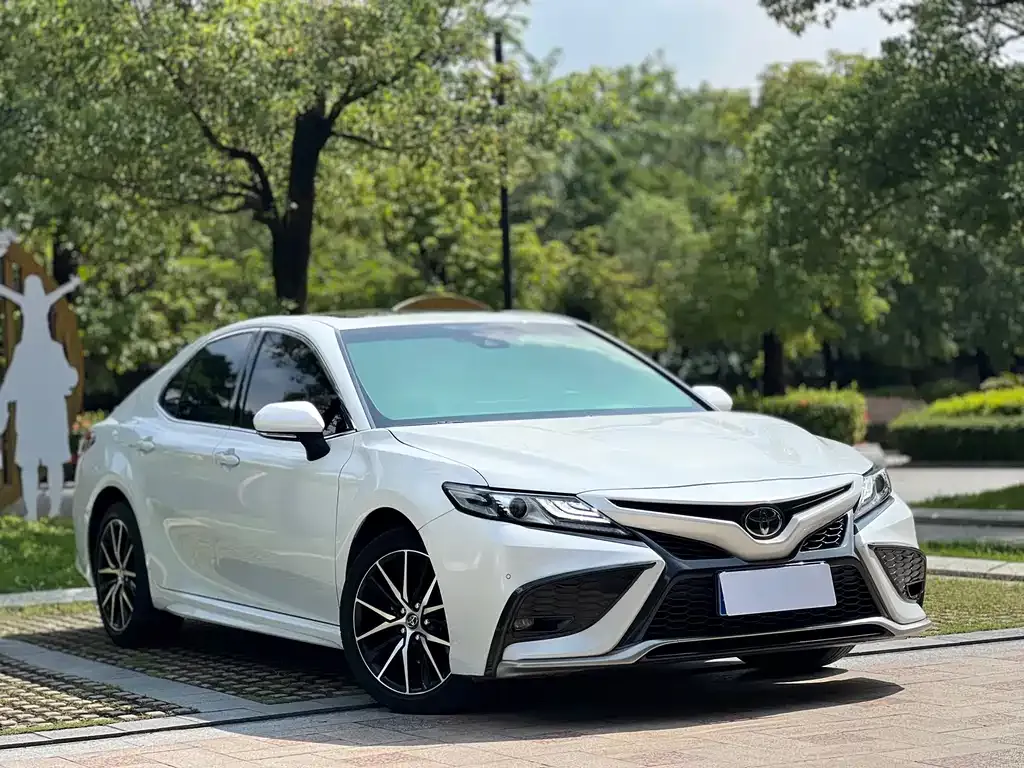 Toyota Camry — фото 1
