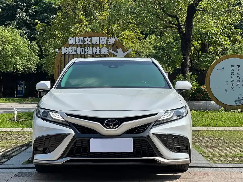 Toyota Camry — фото 2