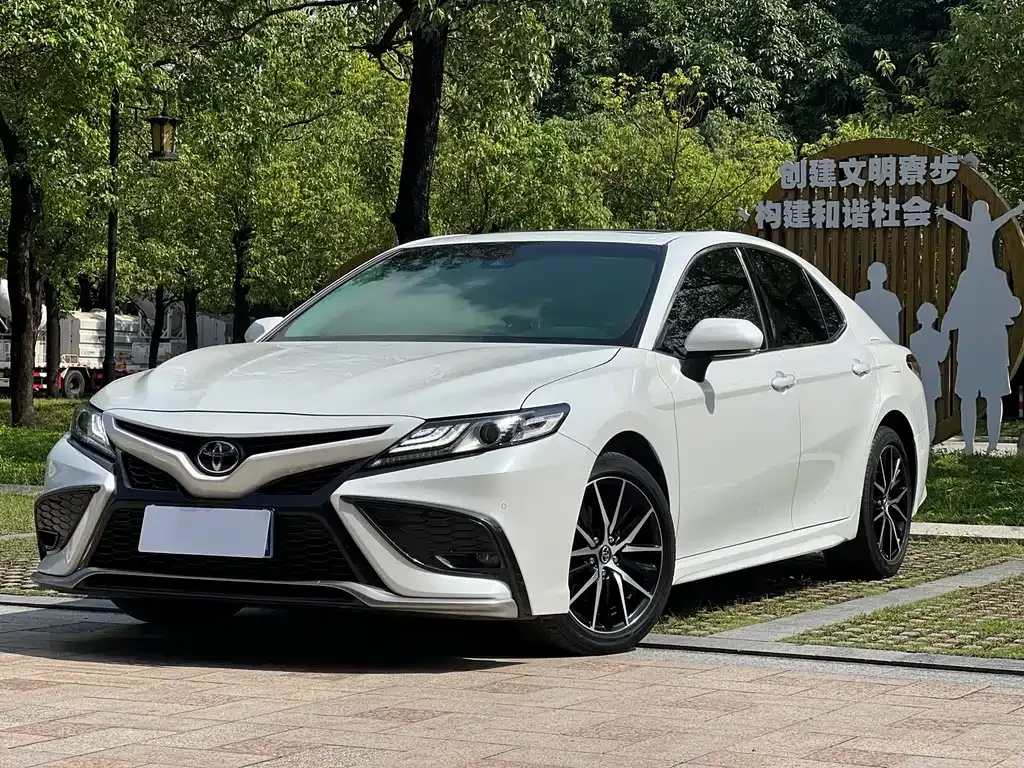 Toyota Camry — фото 3