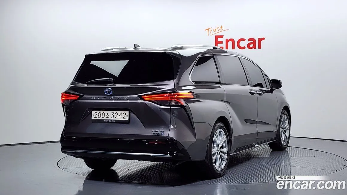 Toyota Sienna — фото 2