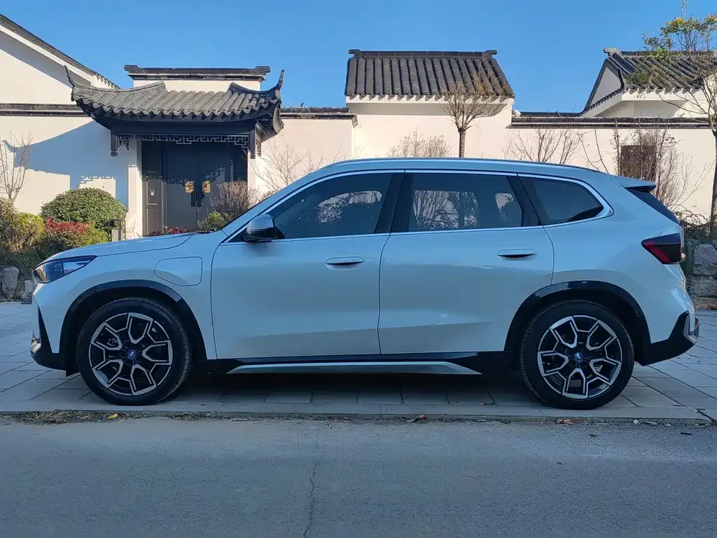 BMW iX1 2024 из CN, фото 8