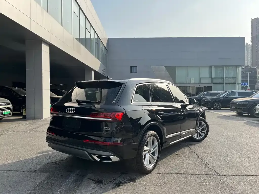 Audi Q7 2024 из CN, фото 2