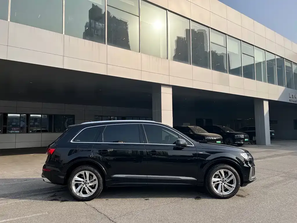 Audi Q7 2024 из CN, фото 5