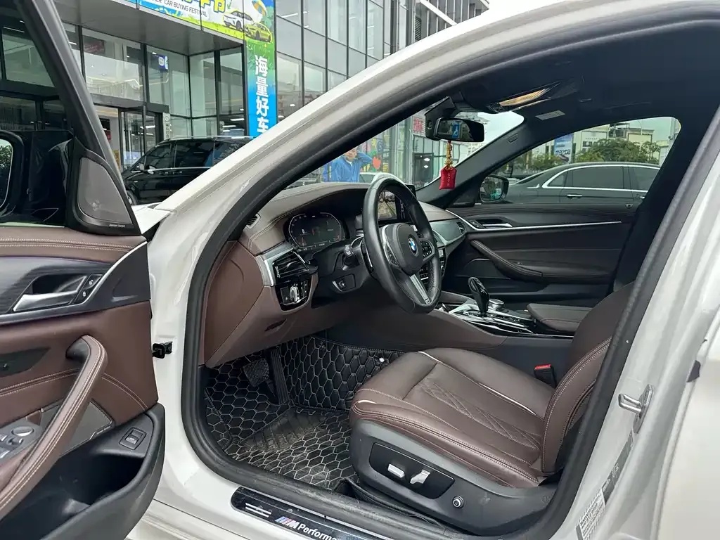 BMW 5 Series 2022 из CN, фото 8