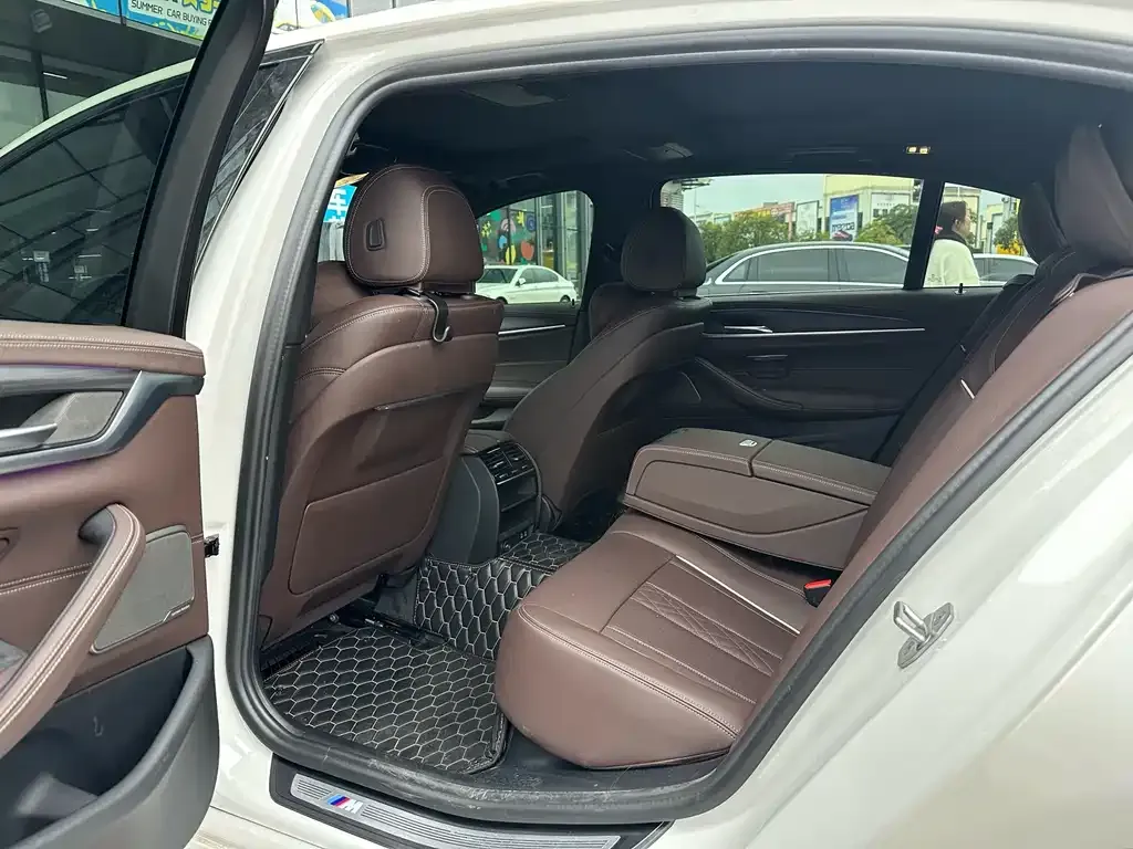 BMW 5 Series 2022 из CN, фото 9