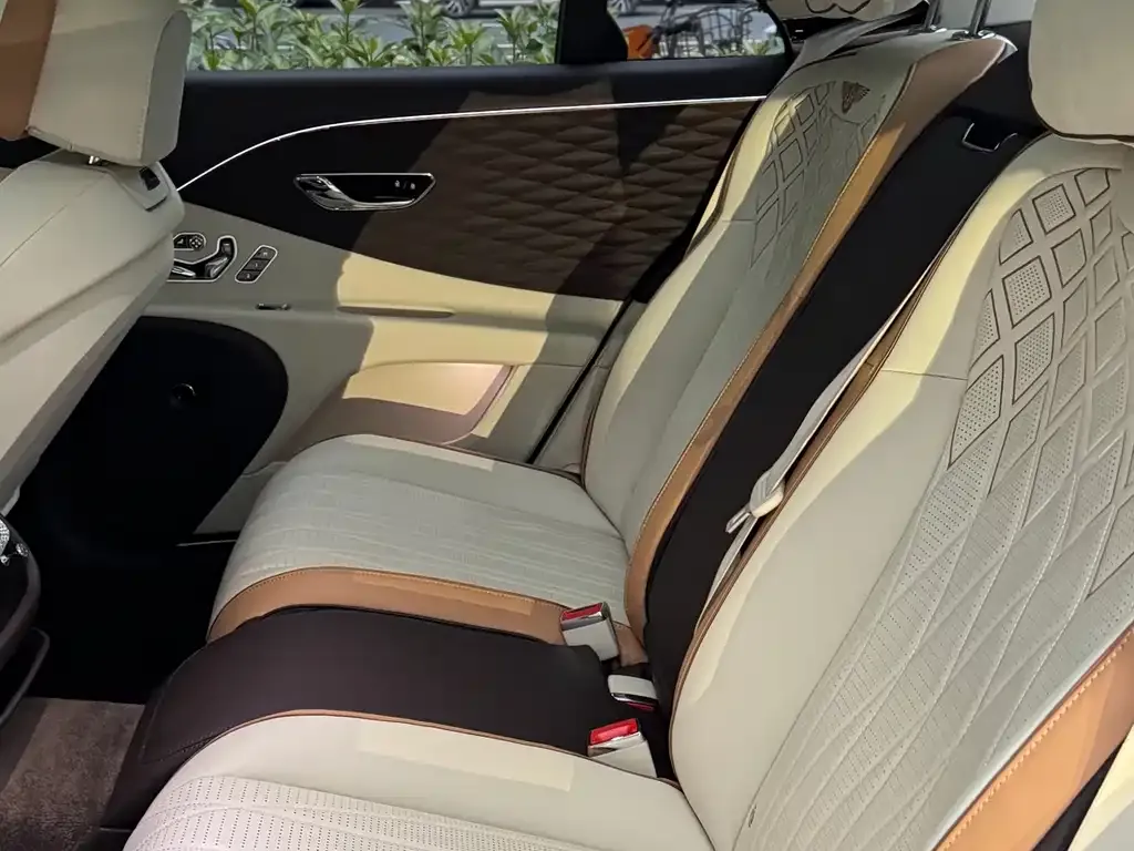 Bentley Flying Spur PHEV 2023 из CN, фото 8