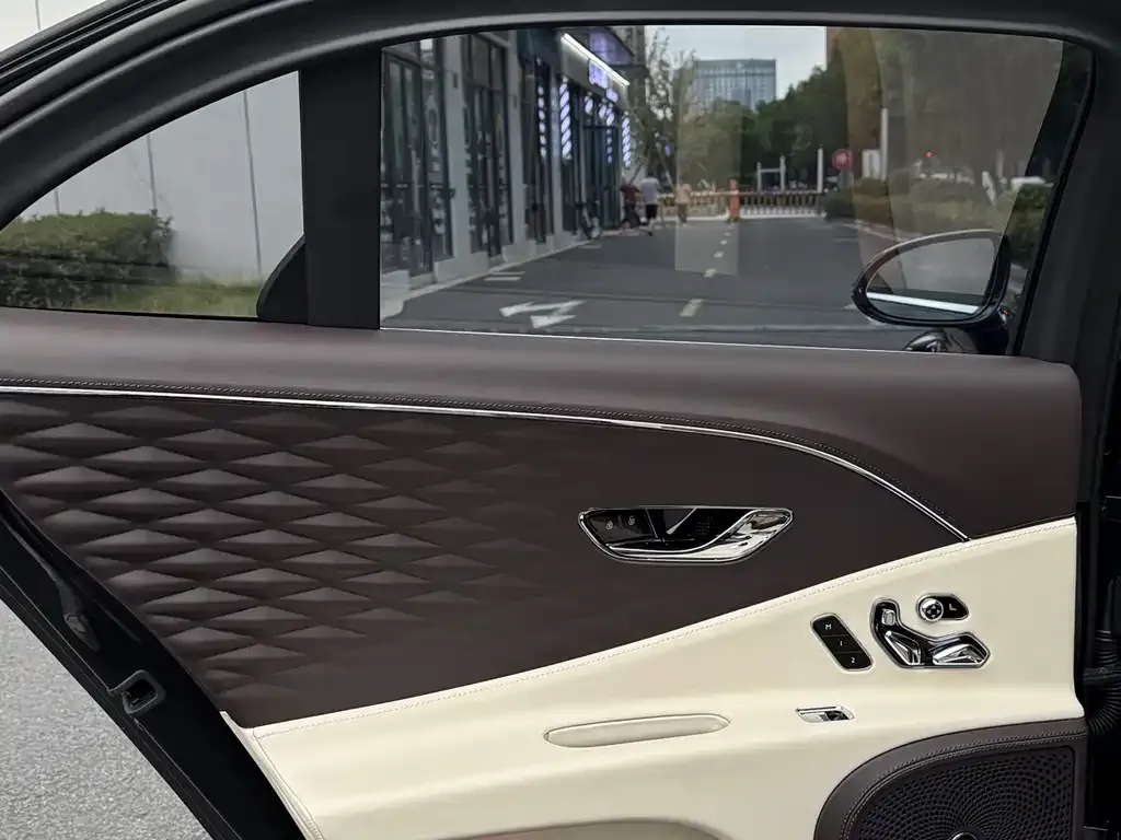 Bentley Flying Spur PHEV 2023 из CN, фото 9
