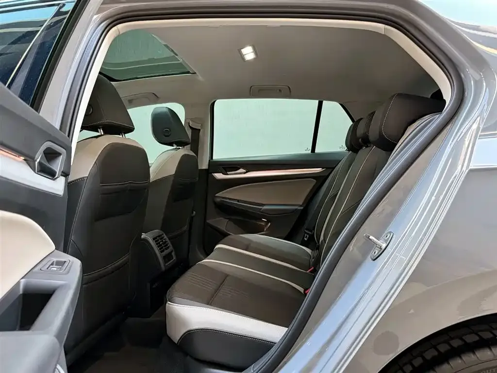 Volkswagen Golf 2022 из CN, фото 10