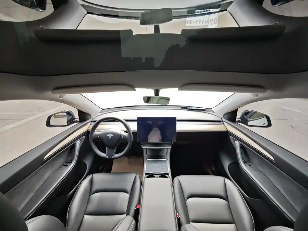Tesla Model Y — фото 10