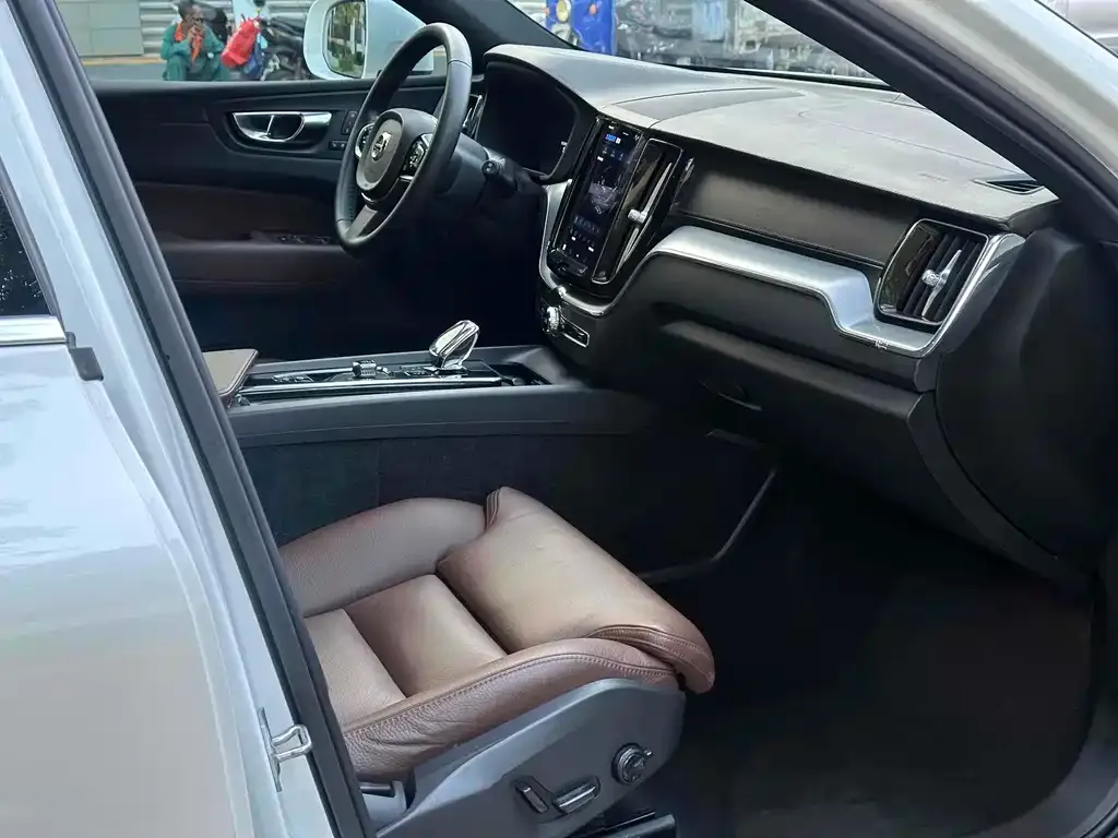 Volvo XC60 2023 из CN, фото 6