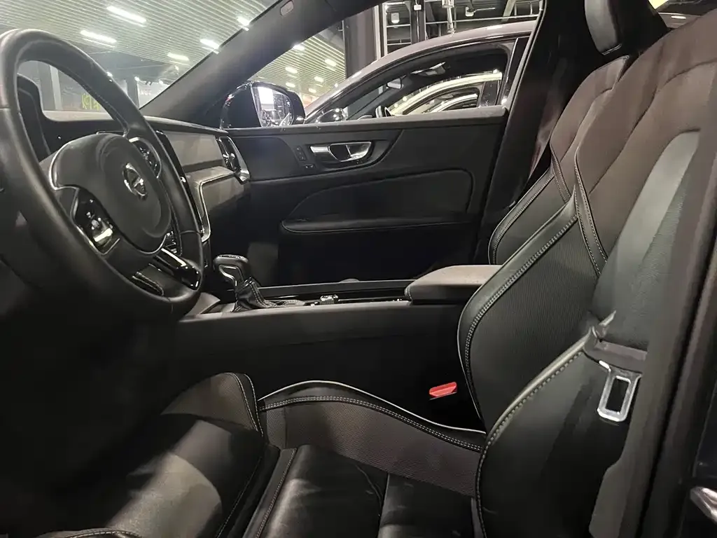 Volvo S60 2021 из CN, фото 4