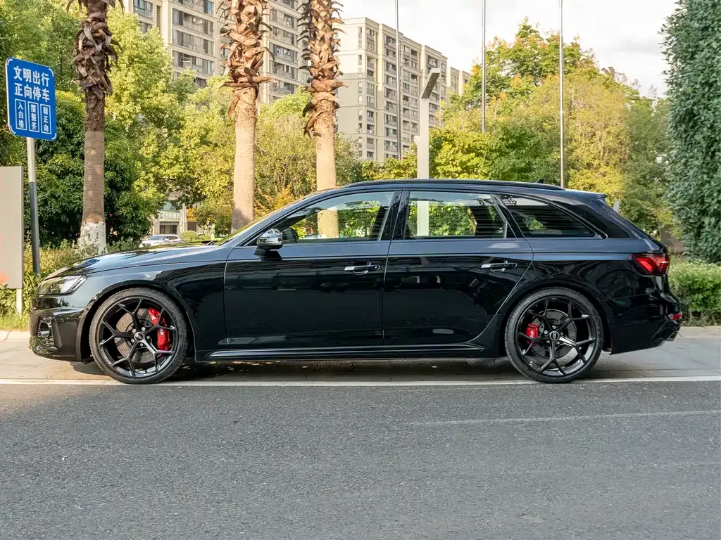 Audi RS 4 2024 из CN, фото 3