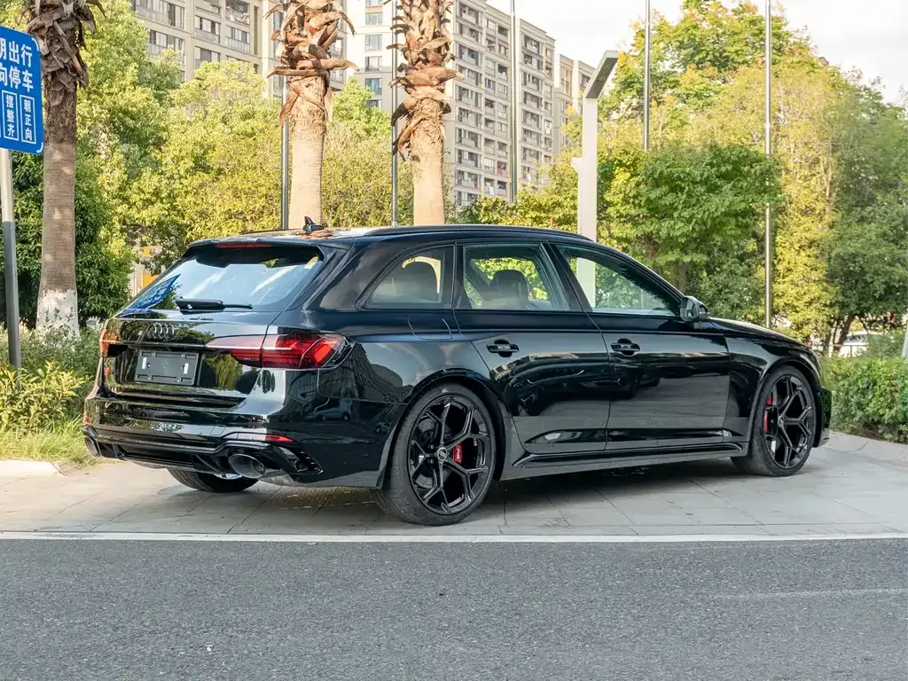 Audi RS 4 2024 из CN, фото 4