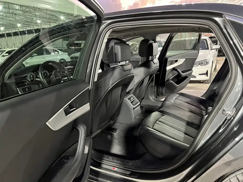 Audi A4L 2022 из CN, фото 10