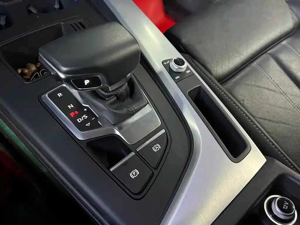 Audi A4L 2021 из CN, фото 10