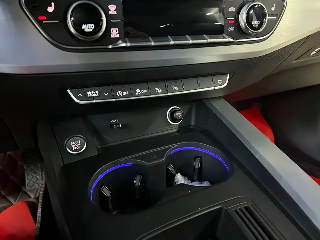 Audi A4L 2021 из CN, фото 9