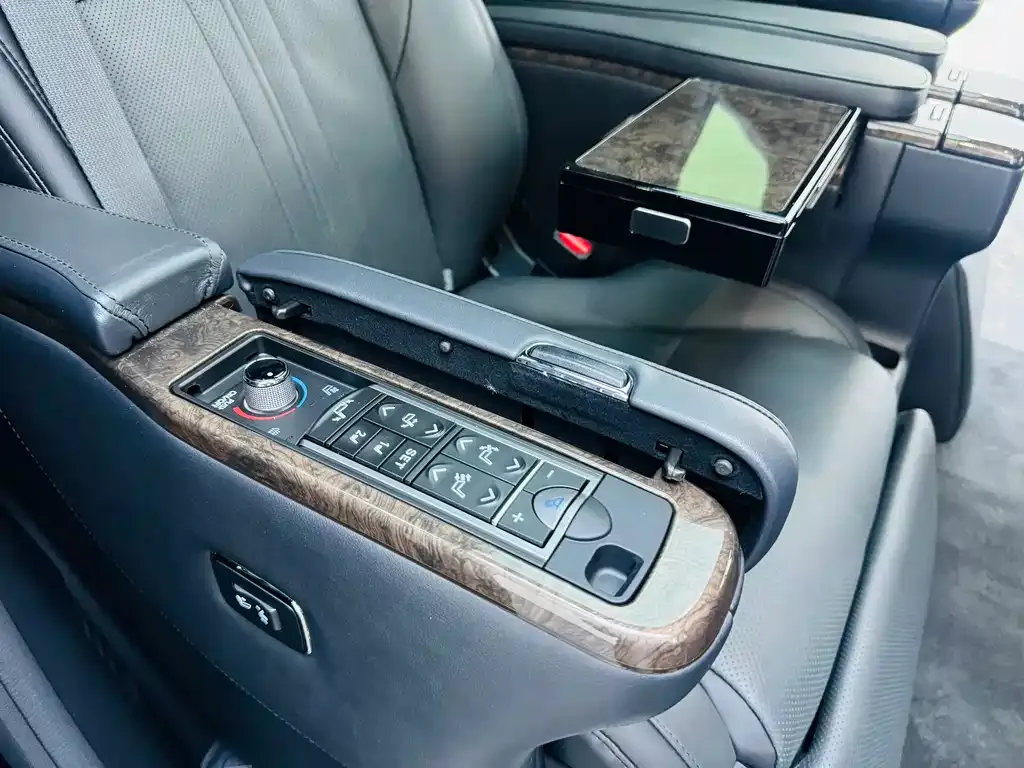 Toyota Alphard — фото 10