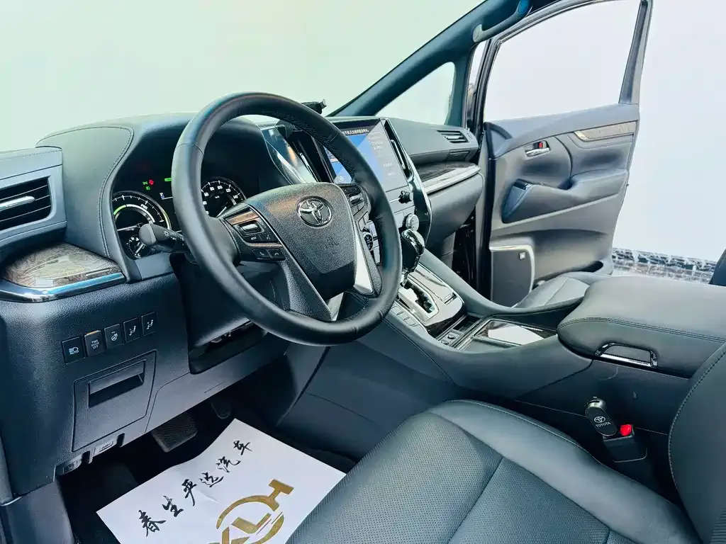 Toyota Alphard — фото 7