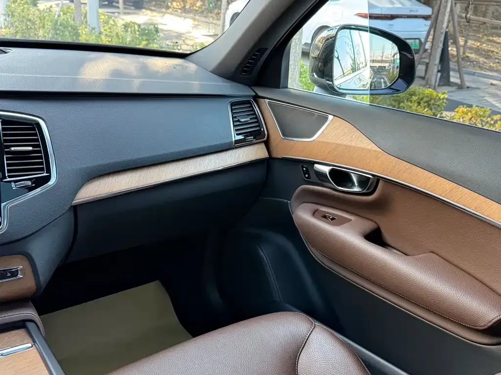 Volvo XC90 — фото 10