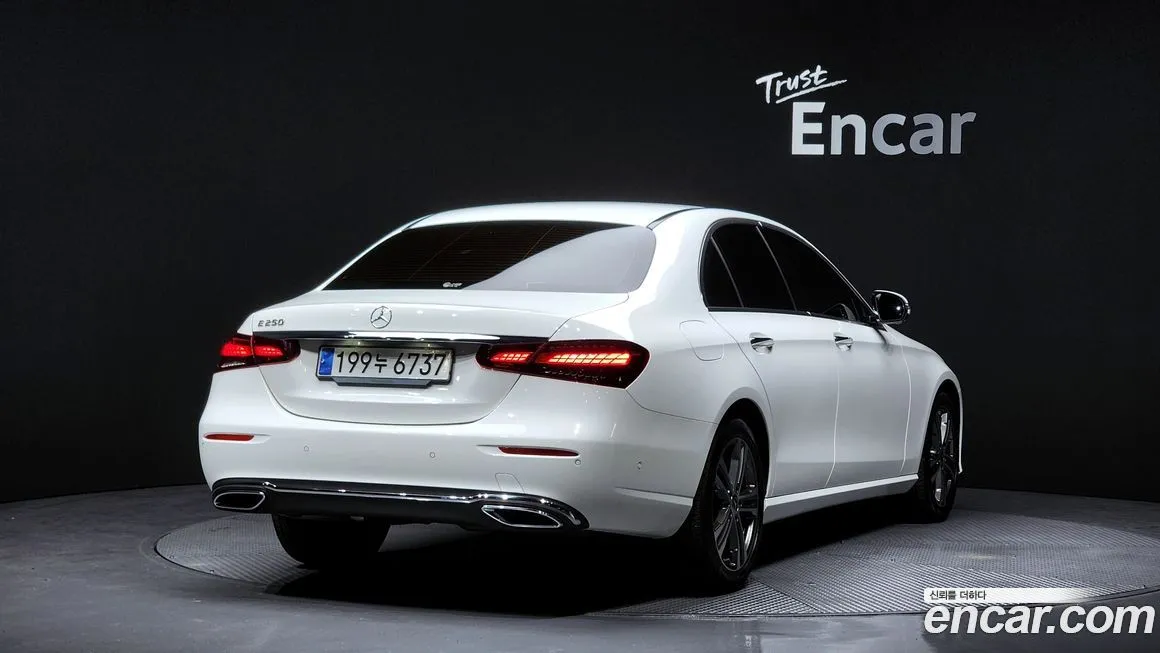 Mercedes-Benz E-Class — фото 2