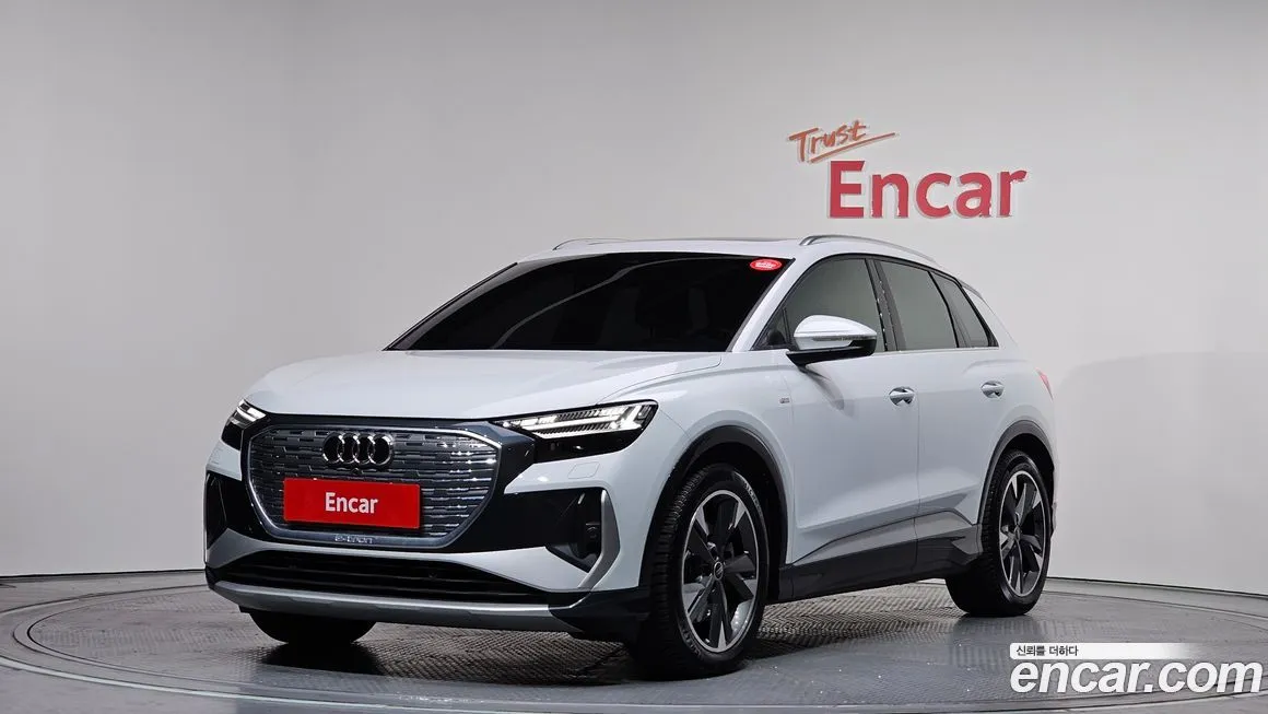 Audi Q4 e-tron — фото 1