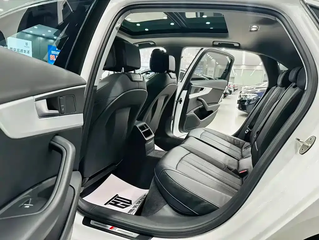 Audi A4L 2021 из CN, фото 2