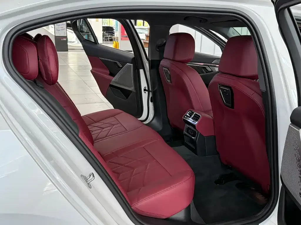BMW 5 Series 2024 из CN, фото 10